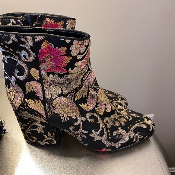 Flows Boots - Picture 2 of 4